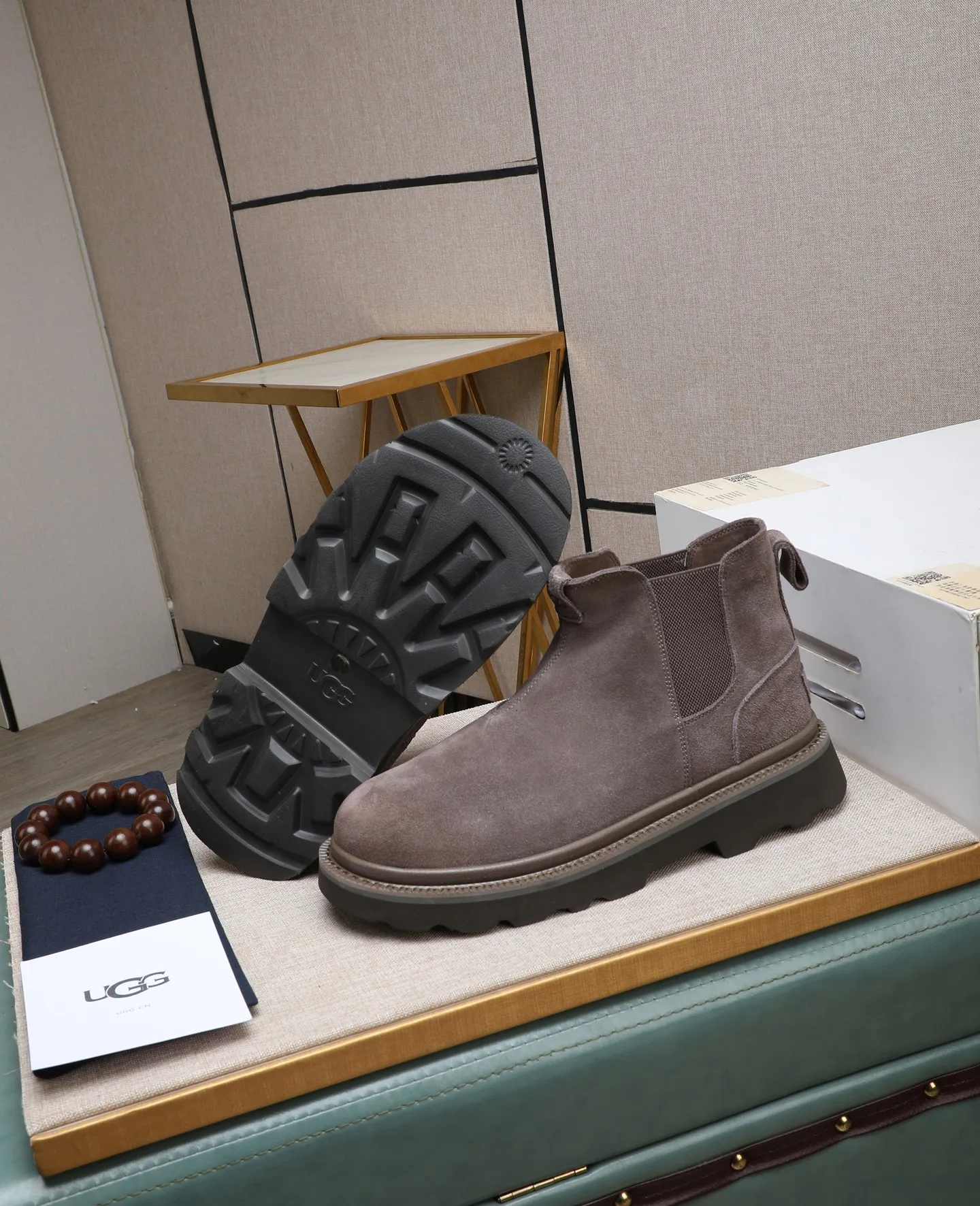 Men's shoes 💰640 (full genuine wool lining, 10% off for fake ones) Please pay attention to the quality of the original item and compare the thickness of the wool 🏮🏮 Popular UGG men's shoes from Australia's warm luxury brand, the official website is synchronized, Beckham men's style..., made of imported first-layer waxed cowhide, waxed toe cap, Australian real wool velvet lining Carefully sewn...Imported rubber Martin boots outsole (comfortable, soft, wear-resistant) The quality is really great...Exquisite workmanship, you won't be able to put it down at first sight, size 39-44 (customized in 45)